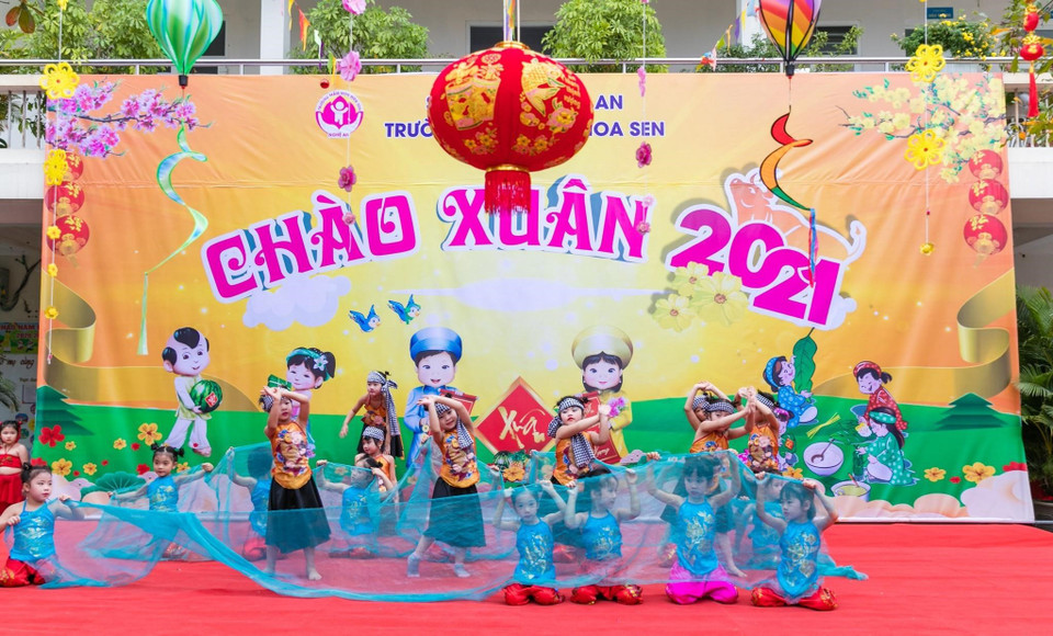 Các em trường Mầm non Hoa Sen biểu diễn văn nghệ tại ngày hội Chào Xuân 2021. (Ảnh: Bích Huệ/TTXVN)