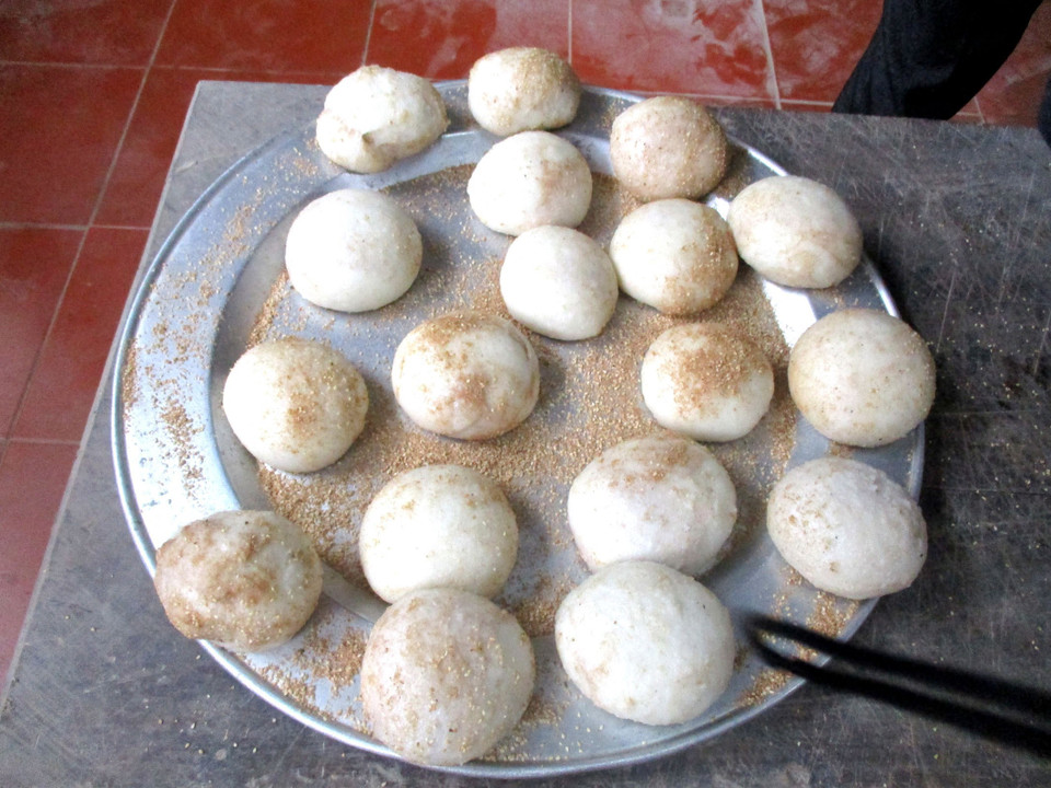 Người Dao nặn bánh để sử dụng vào dịp Tết. (Ảnh: Nguyễn Nam/TTXVN)