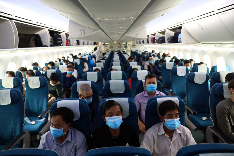 Các hãng hàng không tăng cường yêu cầu tất cả hành khách tuân thủ nghiêm các quy định về phòng chống dịch trước khi lên tàu bay và trong suốt chuyến bay, đặc biệt là đeo khẩu trang trên các chuyến bay. (Ảnh: Huy Hùng/TTXVN)