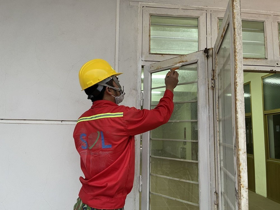 Công nhân thi công cải tạo lại các hạng mục trong Trung tâm thực hành thực nghiệm - Trường Đại học Sao Đỏ để đáp ứng yêu cầu điều trị COVID-19. (Ảnh: TTXVN phát)