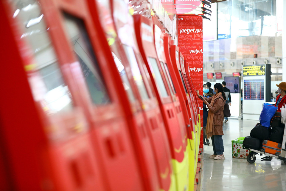Hành khách cần tăng cường công tác checkin online và tại các quầy tự động để tránh tiếp xúc và phải xếp hàng vào khu làm thủ tục phòng tránh dịch COVID-19. (Ảnh: Huy Hùng/TTXVN)