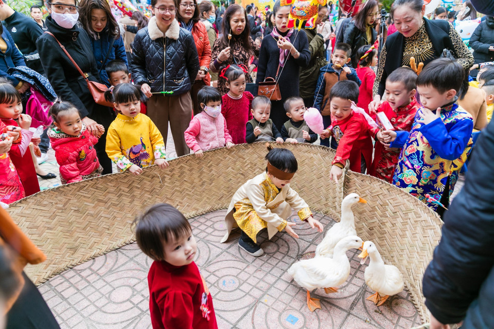 Chơi các trò chơi dân gian, gói bánh chưng… là những hoạt động được các trường trên địa bàn tỉnh Nghệ An tổ chức. (Ảnh: Bích Huệ/TTXVN)