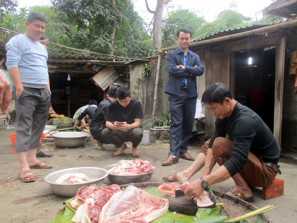 Người dân tộc Dao huyện Cẩm Thủy tụ họp làm thịt lợn đón Tết năm cùng. (Ảnh: Nguyễn Nam/TTXVN)
