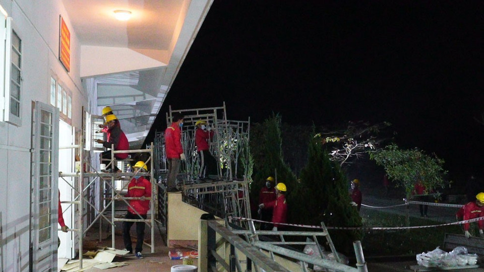 Việc thi công được tiến hành khẩn trương từ 7 giờ sáng đến 11 giờ đêm. (Ảnh: TTXVN phát)