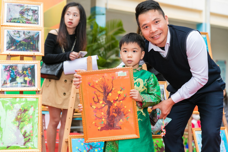 Các em nhỏ trường Mầm non Hoa Sen vẽ tranh ủng hộ các bạn có hoàn cảnh khó khăn. (Ảnh: Bích Huệ/TTXVN)