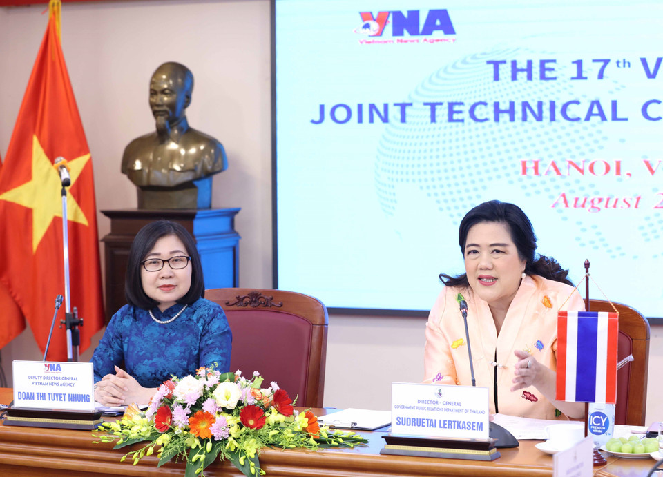 Phó Tổng Giám đốc Thông tấn xã Việt Nam Đoàn Thị Tuyết Nhung và Tổng Giám đốc PRD Sudruetai Lertkasem đồng chủ trì cuộc họp. (Ảnh: Phương Hoa/TTXVN)