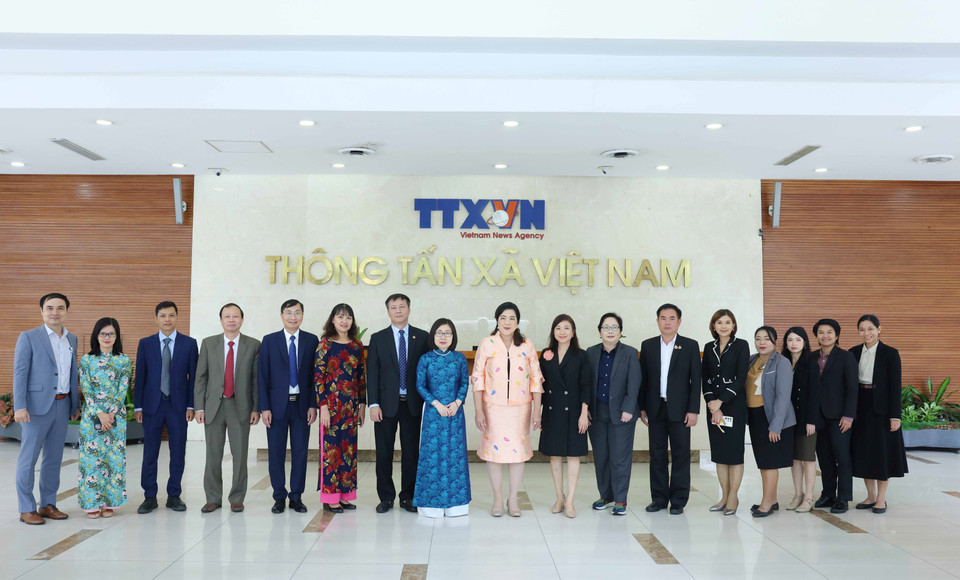 Đại biểu hai đoàn chụp ảnh chung. (Ảnh: Phương Hoa/ TTXVN)