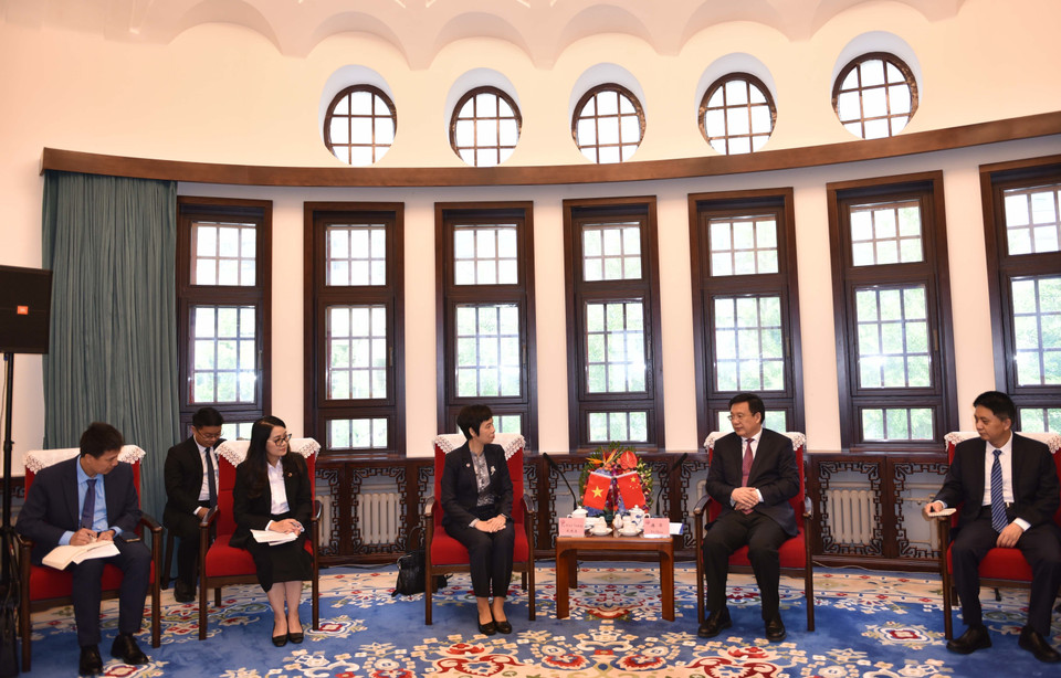 Tổng Giám đốc Thông tấn xã Việt Nam Vũ Việt Trang hội đàm với Xã trưởng Tân Hoa xã Phó Hoa. (Ảnh: Hải Yến/TTXVN)