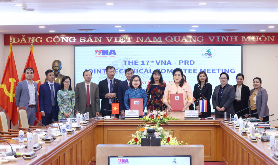 Phó Tổng Giám đốc Thông tấn xã Việt Nam Đoàn Thị Tuyết Nhung và Tổng Giám đốc PRD Sudruetai Lertkasem trao bản ghi nhớ hợp tác giữa hai cơ quan. (Ảnh: Phương Hoa/TTXVN)