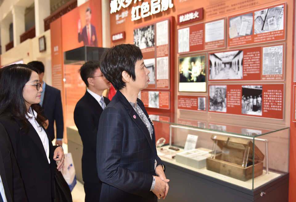 Tổng Giám đốc TTXVN Vũ Việt Trang tham quan phòng truyền thống của Tân Hoa xã. (Ảnh: Hải Yến/TTXVN)