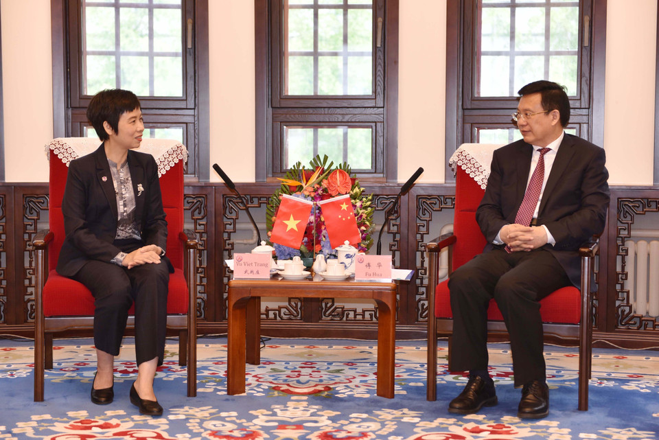 Tổng Giám đốc Thông tấn xã Việt Nam Vũ Việt Trang hội đàm với Xã trưởng Tân Hoa xã Phó Hoa. (Ảnh: Hải Yến/TTXVN)