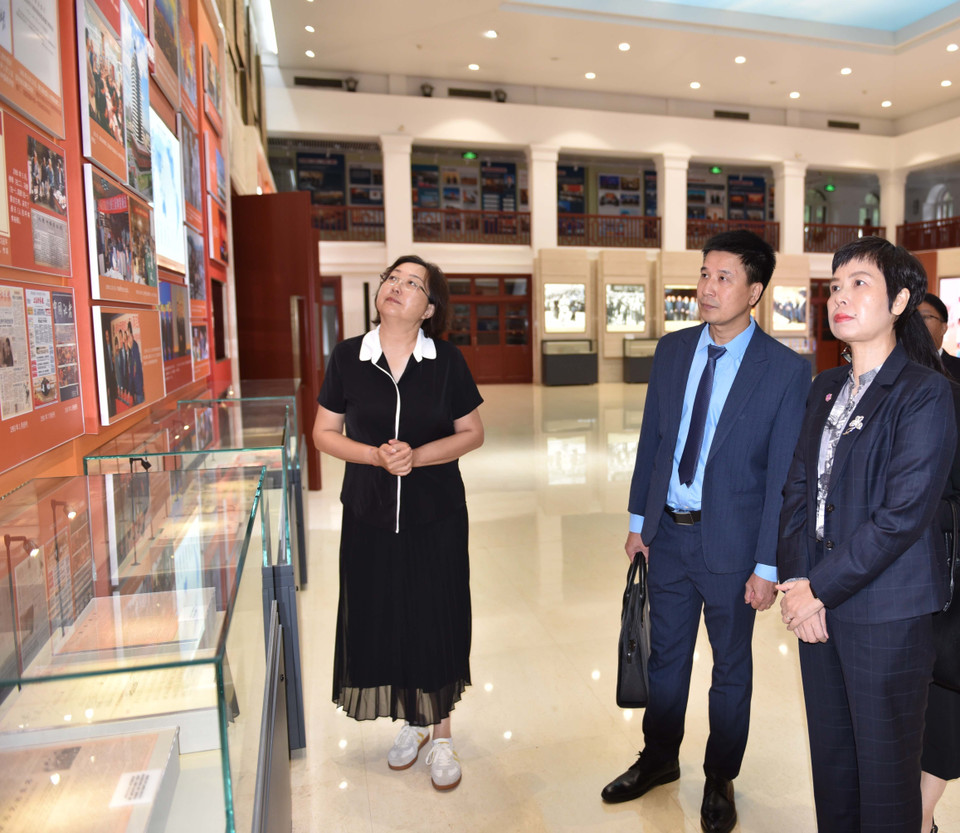 Tổng Giám đốc TTXVN Vũ Việt Trang tham quan phòng truyền thống của Tân Hoa xã. (Ảnh: Hải Yến/TTXVN)