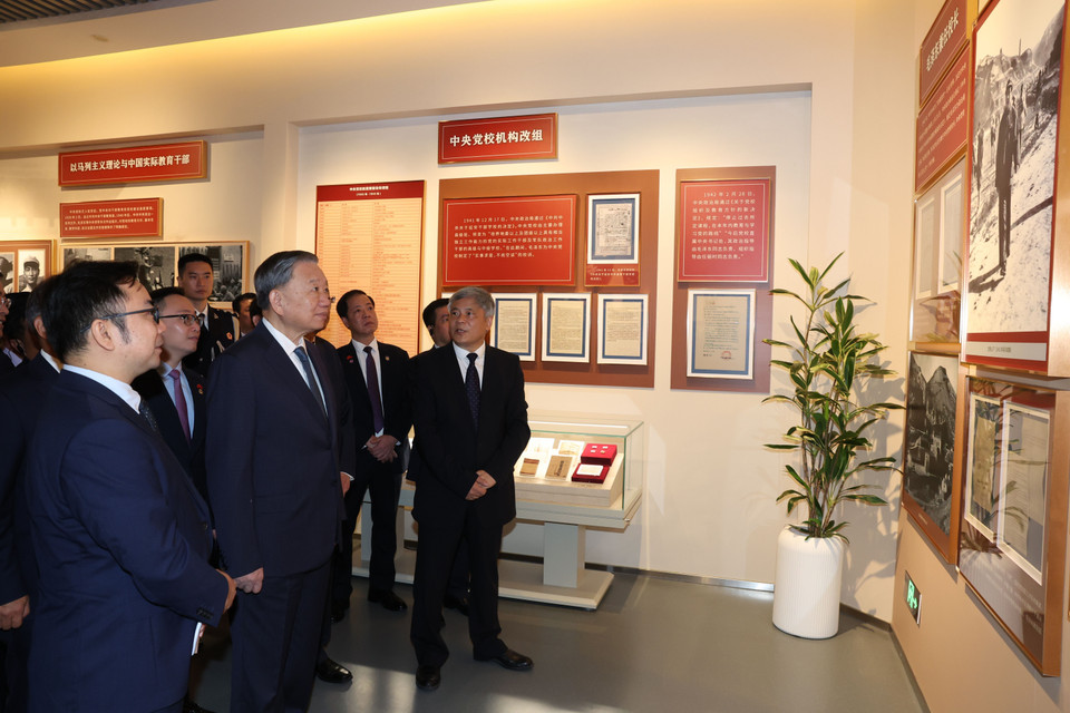 Tổng Bí thư, Chủ tịch nước Tô Lâm thăm phòng truyền thống của Trường Đảng Trung ương Đảng Cộng sản Trung Quốc. (Ảnh: Trí Dũng/TTXVN)