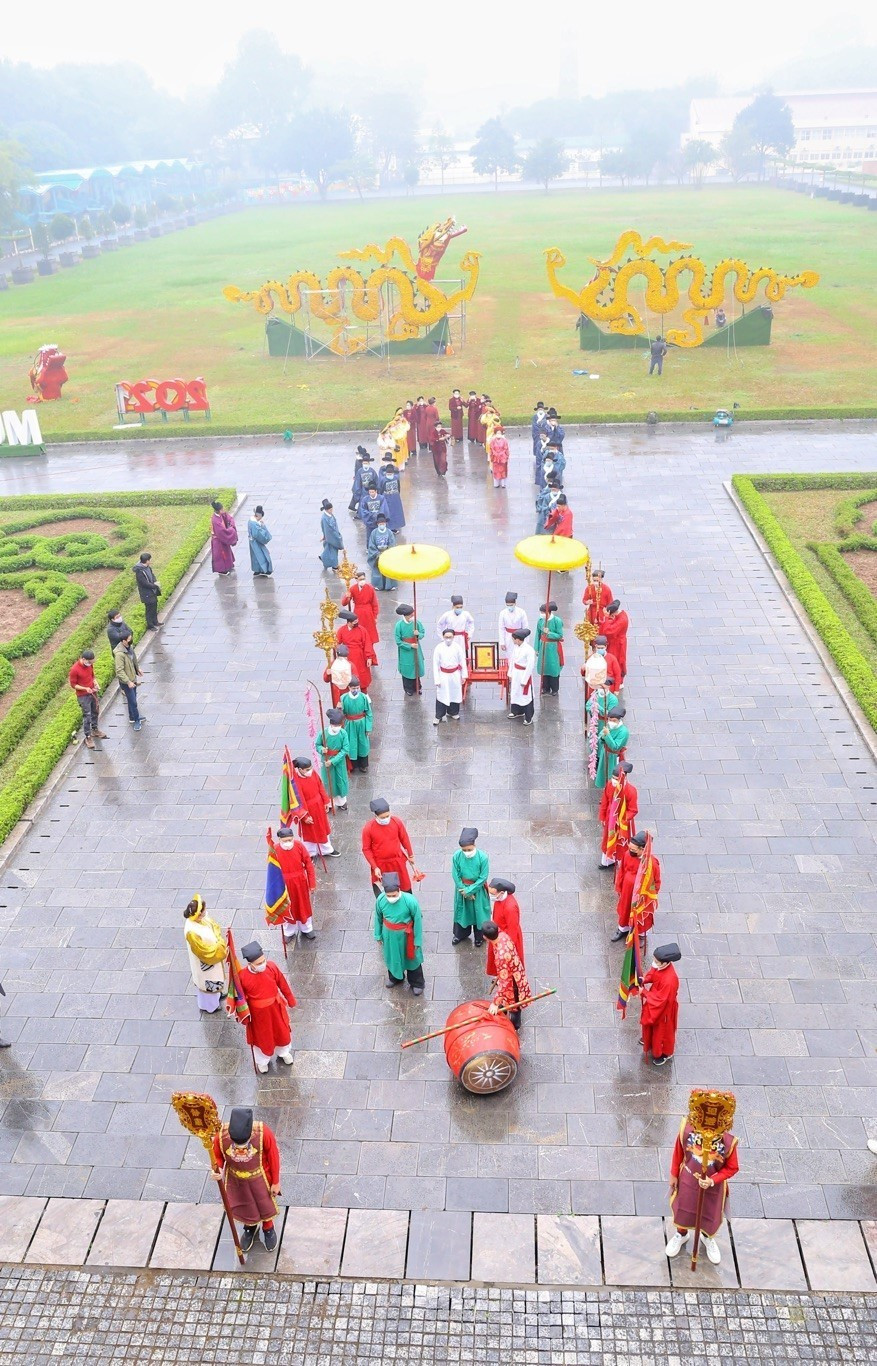 Đoàn rước Ngự lịch chuẩn bị vào cung. (Ảnh: Tuấn Đức/TTXVN)