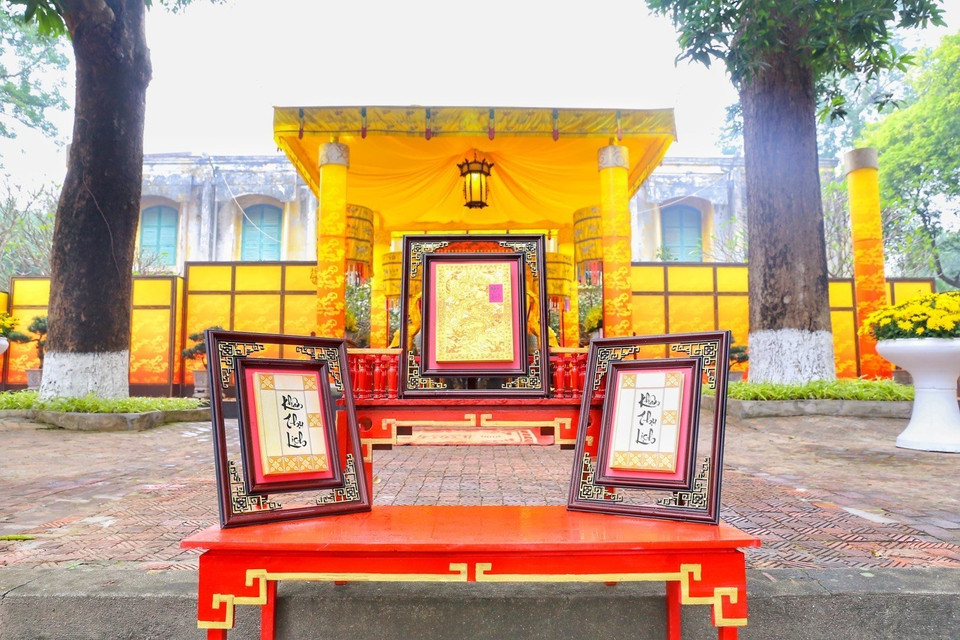 Ngự lịch được dâng lên cho vua và sau đó ban lại cho bách quan, muôn dân. (Ảnh: Tuấn Đức/TTXVN)