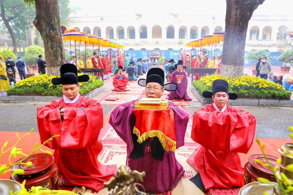 Các quan dâng Ngự lịch lên cho vua. (Ảnh: Tuấn Đức/TTXVN)