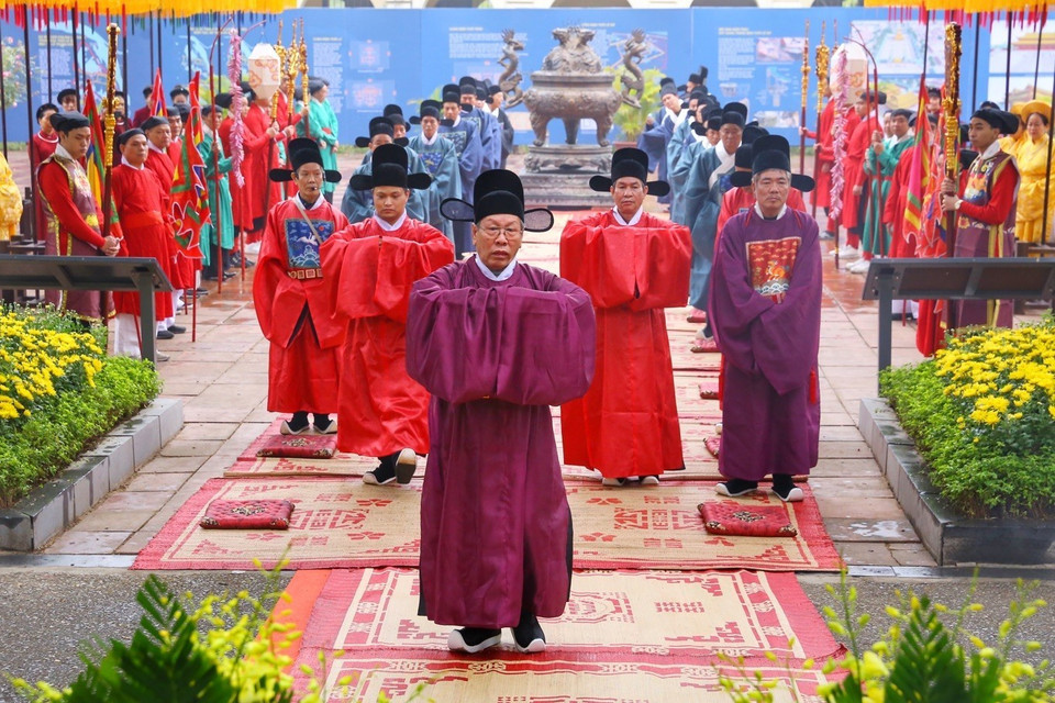 Nghi thức hành lễ tại buổi tiến Ngự lịch. (Ảnh: Tuấn Đức/TTXVN)