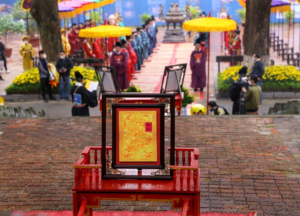 Ngự lịch được dâng lên cho vua. (Ảnh: Tuấn Đức/TTXVN)