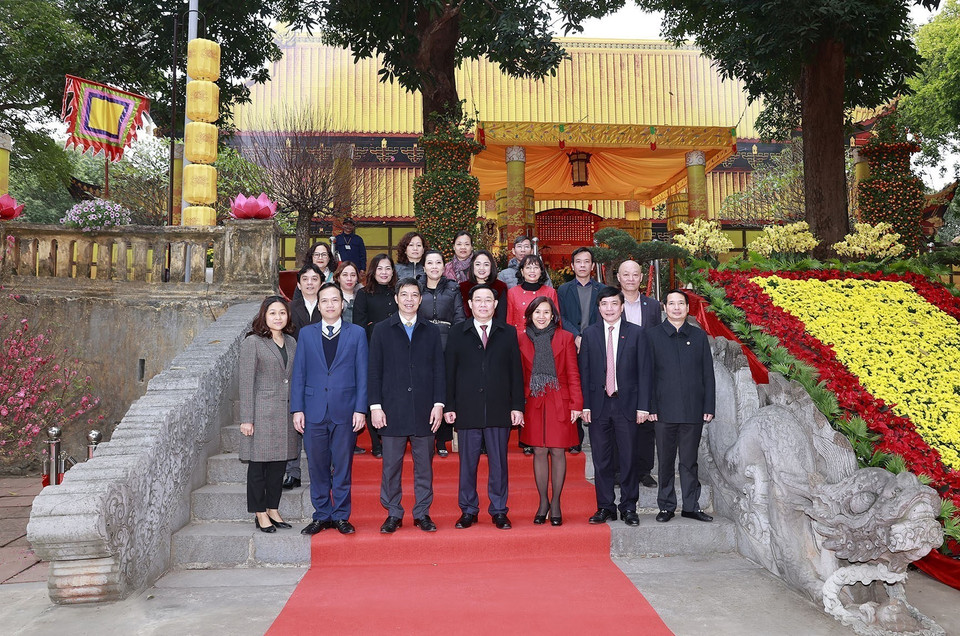 Chủ tịch Quốc hội Vương Đình Huệ với đại biểu tại Hoàng thành Thăng Long. (Ảnh: Doãn Tấn/TTXVN)