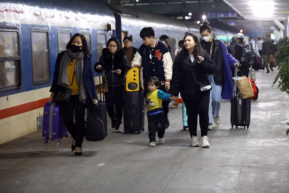 Hành khách đi tàu năm nay tăng cao hơn mọi năm. (Ảnh: Huy Hùng/TTXVN)