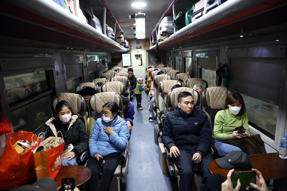 Khoang ngồi thường kín khách, tập trung các khách thường xuống tại các tỉnh miền Bắc và miền Trung. (Ảnh: Huy Hùng/TTXVN)