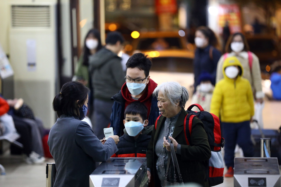 Hành khách soát vé lên tàu. (Ảnh: Huy Hùng/TTXVN)