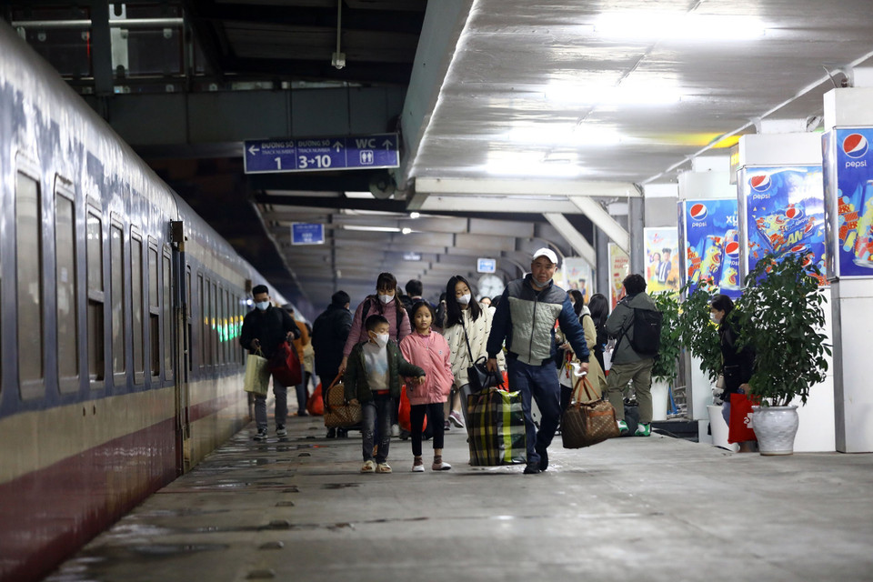 Hành khách vội vã lên tàu về quê đón Tết. (Ảnh: Huy Hùng/TTXVN)