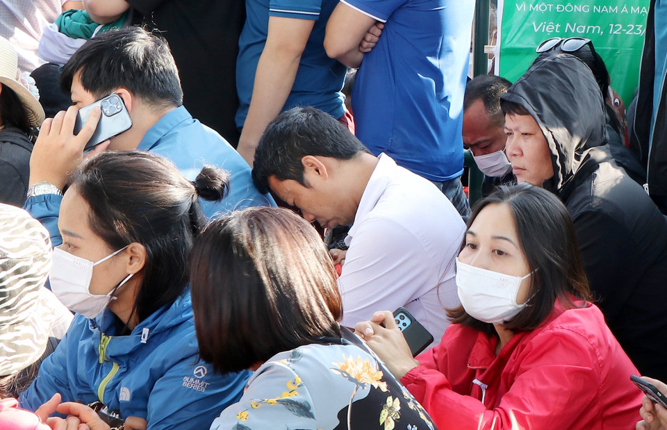 Nhiều người hâm mộ tỏ ra mệt mỏi khi xếp hàng mua vé từ tối 2/5. (Ảnh: Trung Kiên/TTXVN)