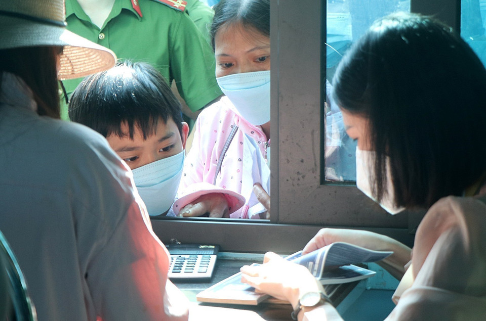 Một người hâm mộ trẻ tuổi chờ được mua vé xem các trận đấu môn bóng đá nam SEA Games 31 tại Phú Thọ.(Ảnh: Trung Kiên/TTXVN)