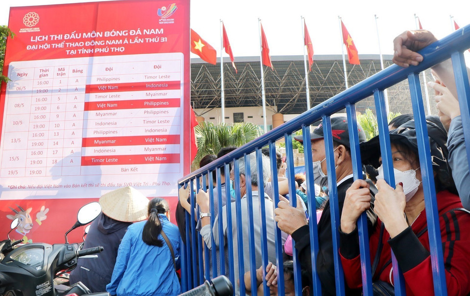 Lịch thi đấu các trận thuộc bảng A môn bóng đá nam SEA Games 31 tại Phú Thọ được trưng bày trước quầy bán vé. (Ảnh: Trung Kiên/TTXVN)