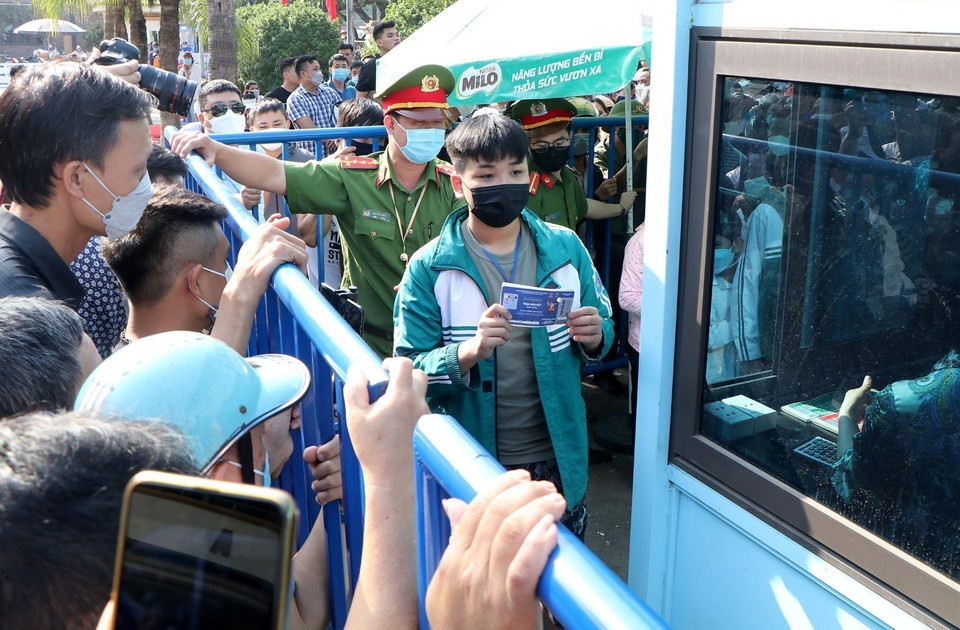 Người đầu tiên có được những tấm vé trên tay sau khi xếp hàng từ đêm hôm trước. (Ảnh: Trung Kiên/TTXVN)