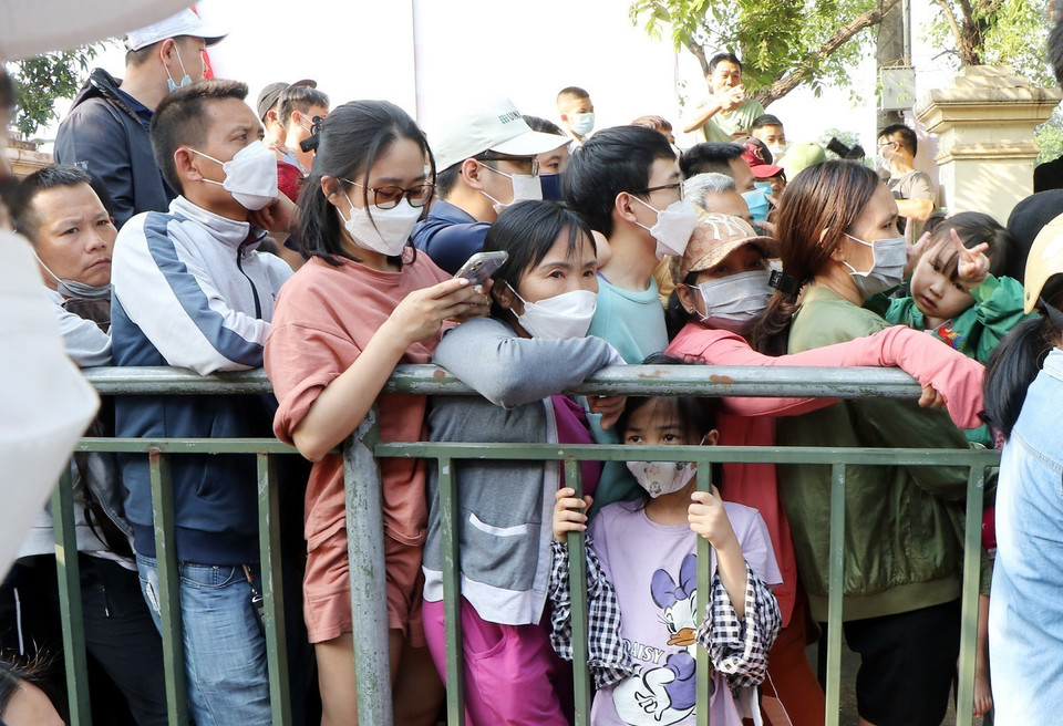 Dòng người xếp hàng chờ được mua vé xem các trận đấu môn bóng đá nam SEA Games 31 tại Phú Thọ. (Ảnh: Trung Kiên/TTXVN)