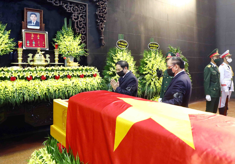 Đoàn các đồng chí lãnh đạo Đảng, Nhà nước do Thủ tướng Chính phủ Phạm Minh Chính dẫn đầu viếng nguyên Phó Thủ tướng Chính phủ Nguyễn Côn. Ảnh: Phạm Kiên – TTXVN
