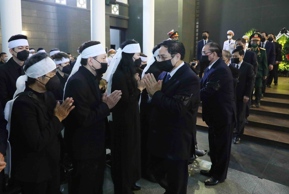 Đoàn các đồng chí lãnh đạo Đảng, Nhà nước do Thủ tướng Chính phủ Phạm Minh Chính dẫn đầu viếng nguyên Phó Thủ tướng Chính phủ Nguyễn Côn. (Ảnh: Phạm Kiên/TTXVN)