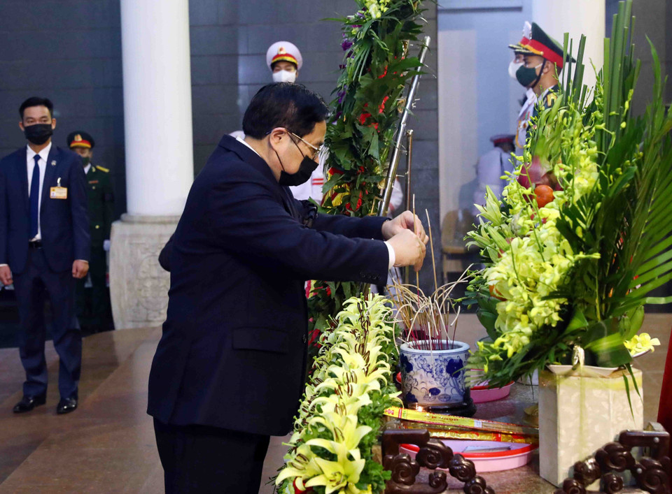 Đoàn Chính phủ do Thủ tướng Phạm Minh Chính dẫn đầu viếng nguyên Phó Thủ tướng Chính phủ Nguyễn Côn. (Ảnh: Phạm Kiên/TTXVN)
