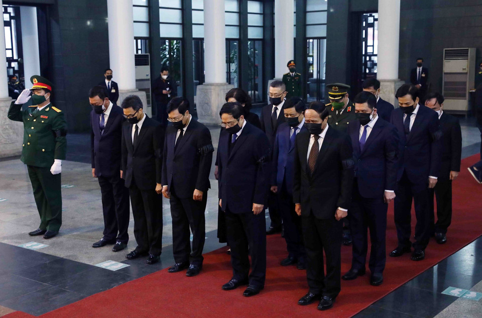 Đoàn Chính phủ do Thủ tướng Phạm Minh Chính dẫn đầu viếng nguyên Phó Thủ tướng Chính phủ Nguyễn Côn. (Ảnh: Phạm Kiên/TTXVN)