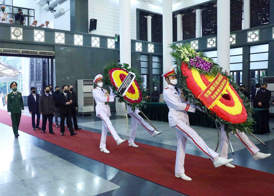 Đoàn Ủy ban Trung ương Mặt trận Tổ quốc Việt Nam do Phó Chủ tịch Ủy ban Trung ương MTTQ Việt Nam Ngô Sách Thực dẫn đầu viếng nguyên Phó Thủ tướng Nguyễn Côn. (Ảnh: Phạm Kiên/TTXVN)