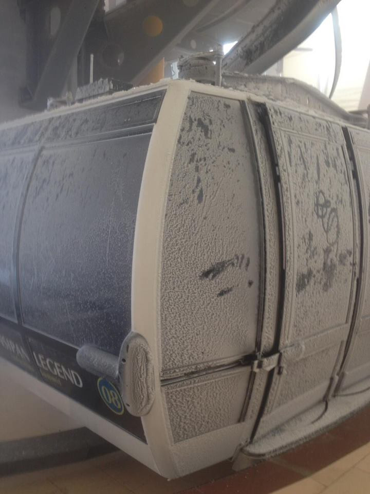 Những chiếc cáp treo đưa du khách lên đỉnh núi thưởng ngoạn cũng được "sơn" màu trắng. (Ảnh: CTV/Vietnam+)