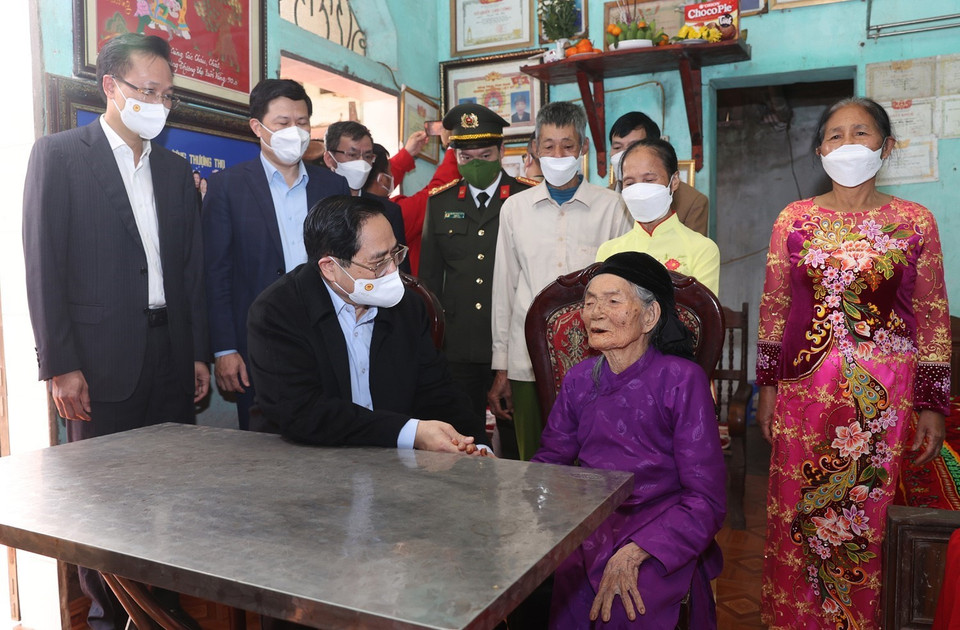 Thủ tướng Phạm Minh Chính thăm Bà mẹ Việt Nam Anh hùng Phạm Thị Sắt ở xã Hiệp Cường, huyện Kim Động, tỉnh Hưng Yên. (Ảnh: Dương Giang/TTXVN)