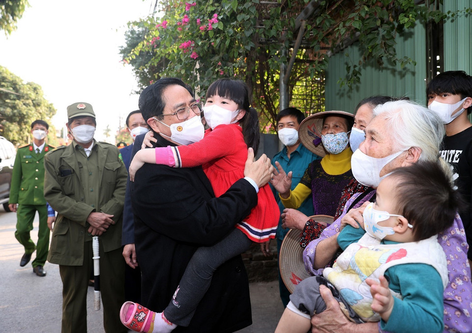 Thủ tướng Phạm Minh Chính với nhân dân xã Hiệp Cường, huyện Kim Động, tỉnh Hưng Yên. (Ảnh: Dương Giang/TTXVN)