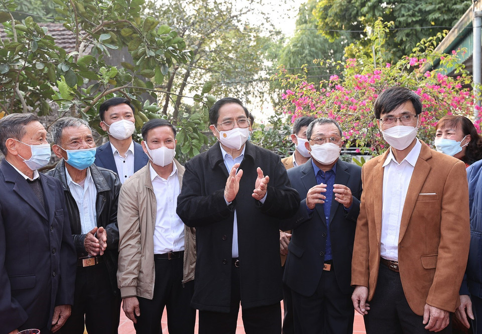 Thủ tướng Phạm Minh Chính đến thăm nhân dân thị trấn Lương Bằng, huyện Kim Động, tỉnh Hưng Yên. (Ảnh: Dương Giang/TTXVN)