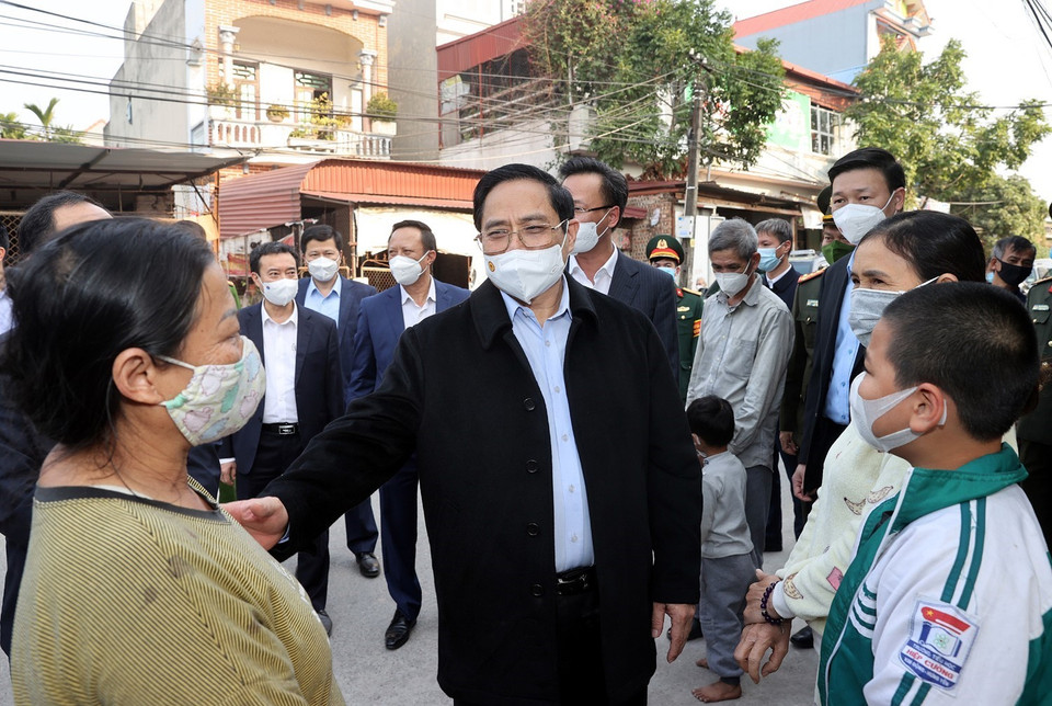 Thủ tướng Phạm Minh Chính thăm hỏi nhân dân xã Hiệp Cường, huyện Kim Động, tỉnh Hưng Yên. (Ảnh: Dương Giang/TTXVN)