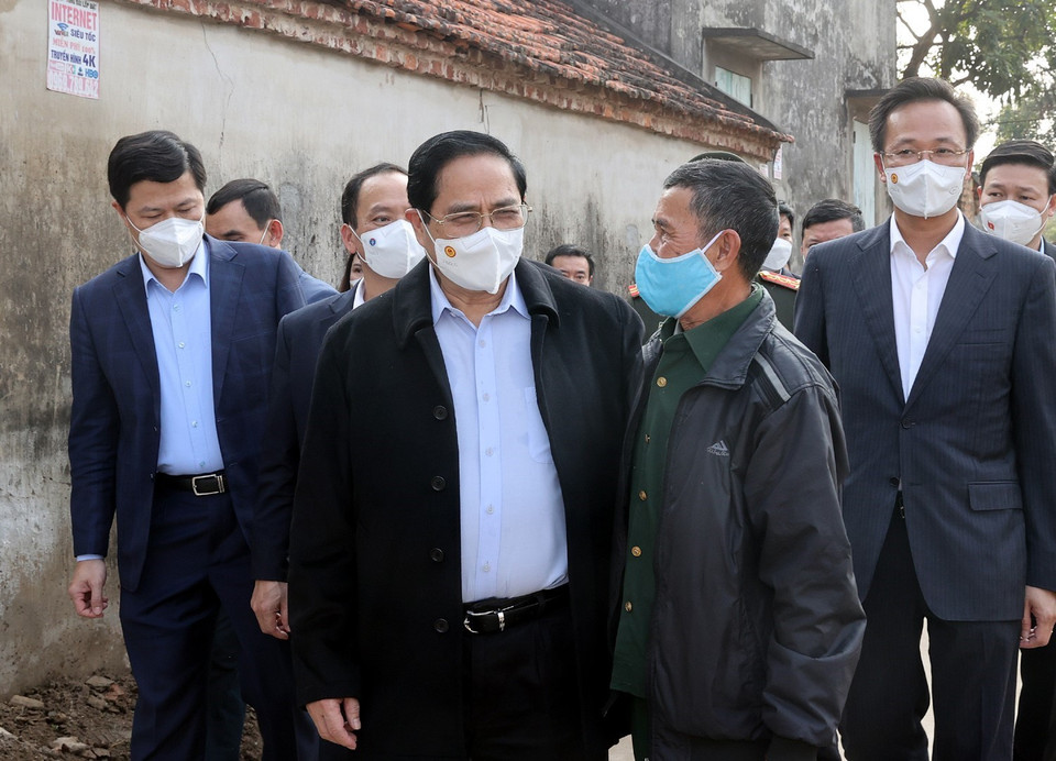 Thủ tướng Phạm Minh Chính thăm hỏi nhân dân xã Hiệp Cường, huyện Kim Động, tỉnh Hưng Yên. (Ảnh: Dương Giang/TTXVN)