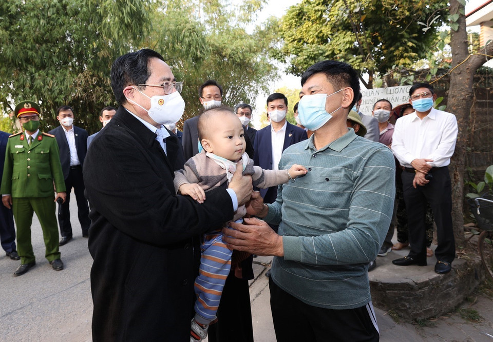 Thủ tướng Phạm Minh Chính thăm hỏi nhân dân thị trấn Lương Bằng, huyện Kim Động, tỉnh Hưng Yên. (Ảnh: Dương Giang/TTXVN)