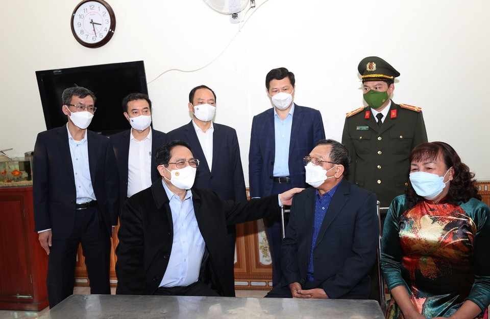 Thủ tướng Phạm Minh Chính thăm gia đình thương binh 1/4 Đào Đức Sơn, thị trấn Lương Bằng, huyện Kim Động. (Ảnh: Dương Giang/TTXVN)