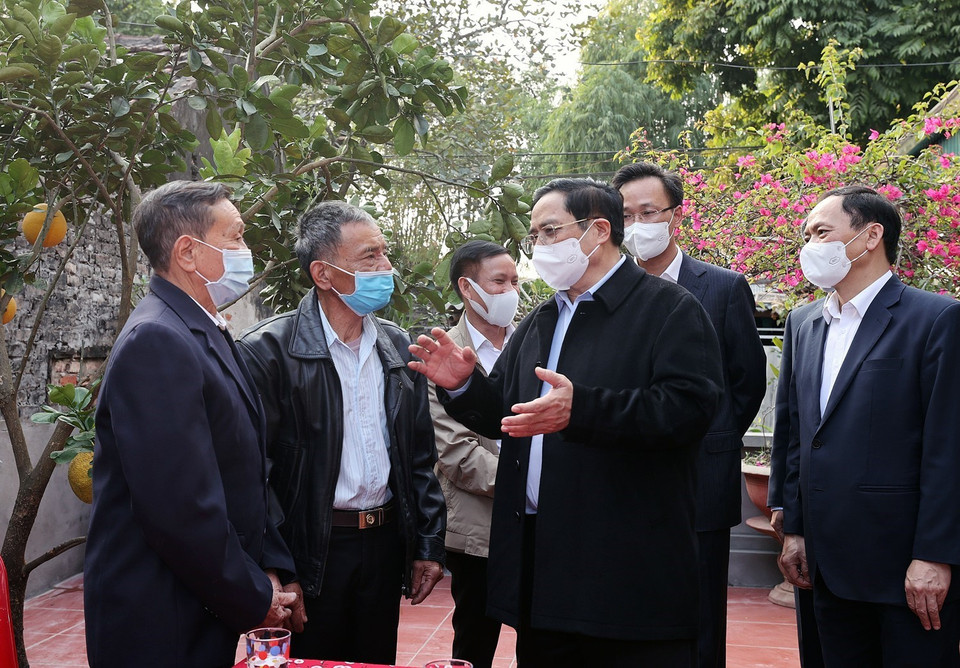 Thủ tướng Phạm Minh Chính thăm hỏi nhân dân thị trấn Lương Bằng, huyện Kim Động, tỉnh Hưng Yên. (Ảnh: Dương Giang/TTXVN)