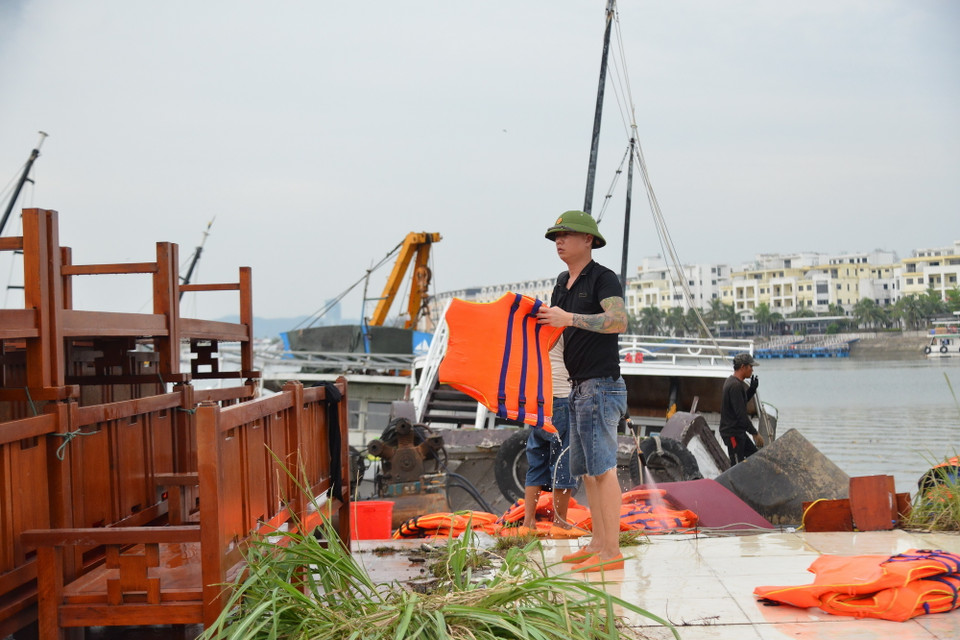 Một số chủ tàu vớt vát lại một ít áo phao, bàn ghế hy vọng sẽ tái sử dụng để đón khách. (Ảnh: Thanh Vân/TTXVN)