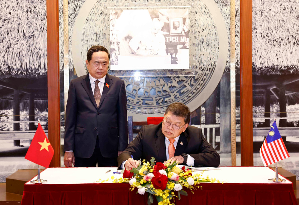 Chủ tịch Hạ viện Malaysia Tan Sri Dato’ Johari Bin Abdul viết lưu bút. (Ảnh: Doãn Tấn/TTXVN)