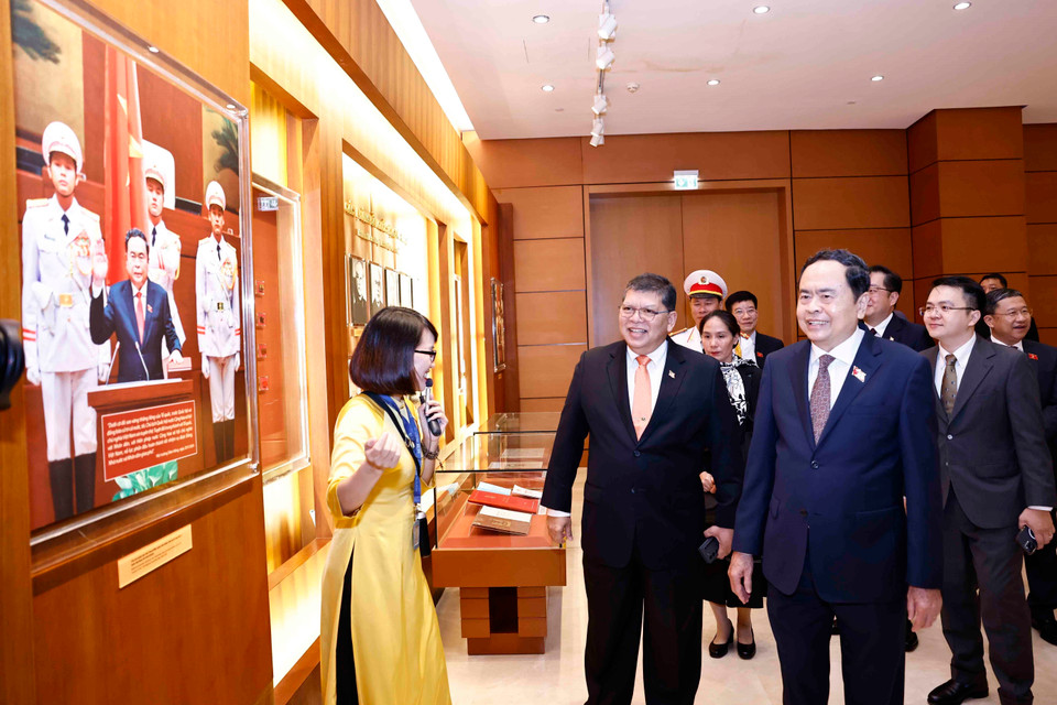 Chủ tịch Quốc hội Trần Thanh Mẫn và Chủ tịch Hạ viện Malaysia Tan Sri Dato’ Johari Bin Abdul tham quan phòng truyền thống của Quốc hội. (Ảnh: Doãn Tấn/TTXVN)