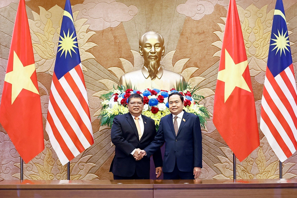 Chủ tịch Quốc hội Trần Thanh Mẫn và Chủ tịch Hạ viện Malaysia Tan Sri Dato’ Johari Bin Abdul chụp ảnh chung trước hội đàm. (Ảnh: Doãn Tấn/TTXVN)